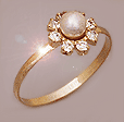 Anel com pérola sintética e strass